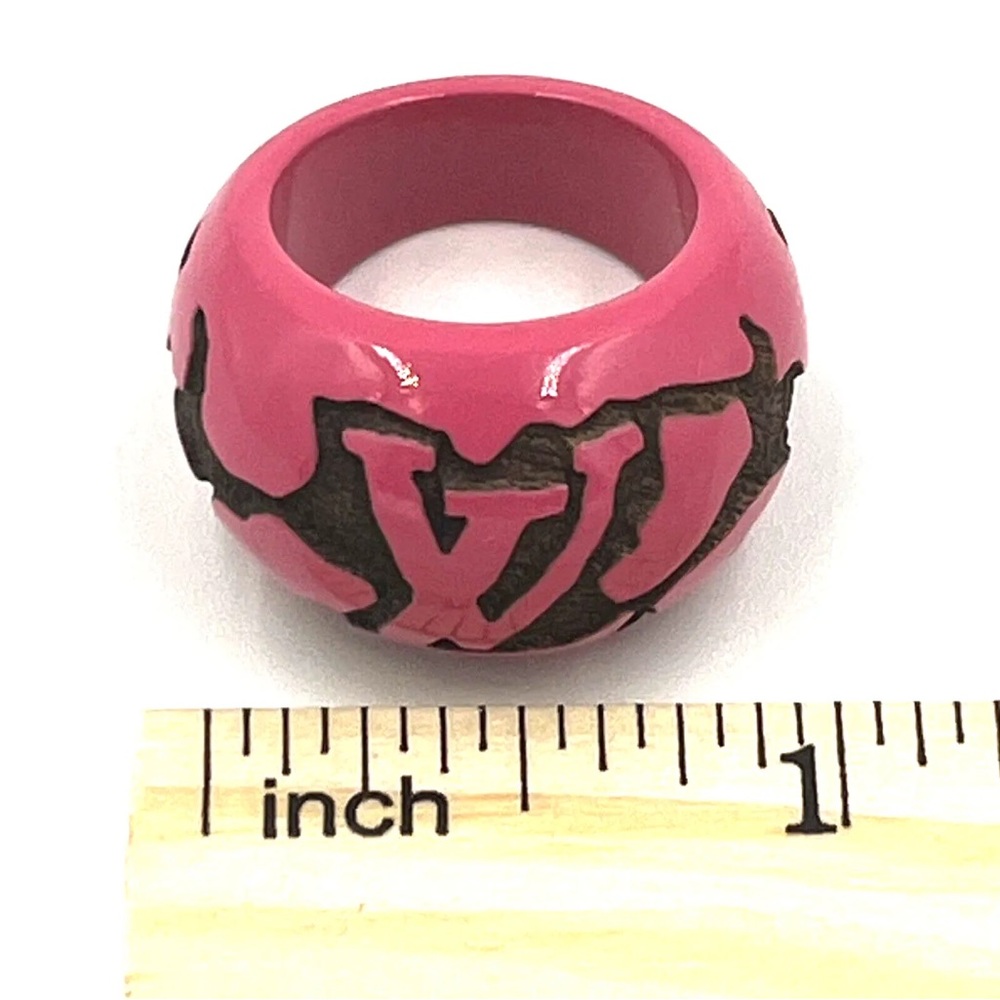 SOLD ❌ Pink LOUIS VUITTON Wood Berg Leo Monogram Ring - Picture 7 of 9